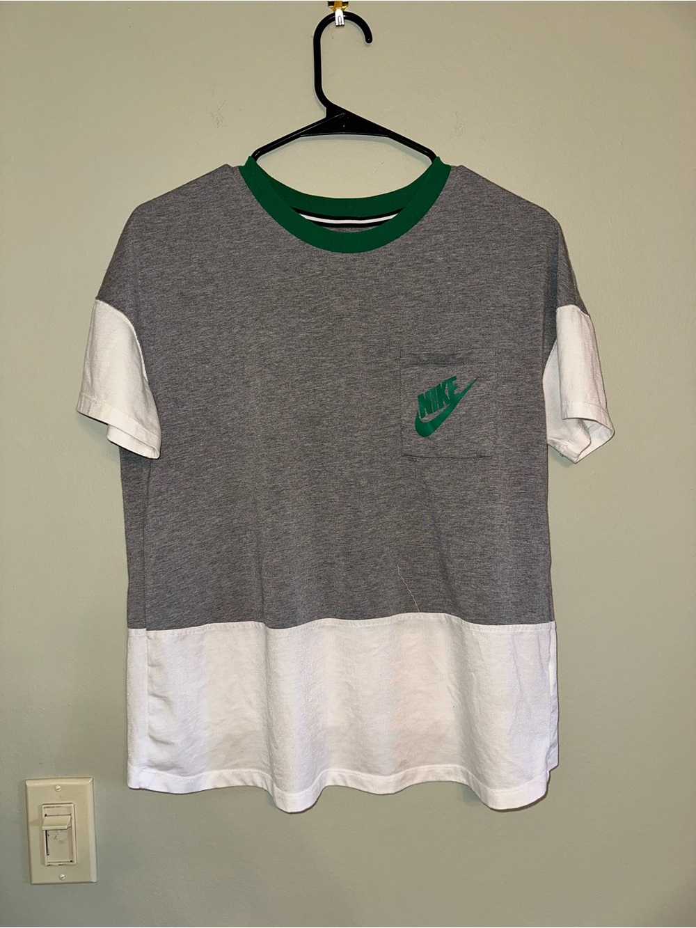 Nike Men’s Gray & White Colorblock Short Sleeve Tee with Green Logo